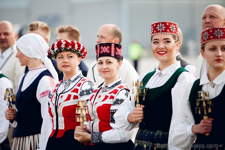 Lidostā Rīga vairāk nekā 100 dejotāju uz lidostas skrejceļa izdejoja vienu no cēlākajām latviešu nacionālajām dejām – Gatves deju Lidostā Rīga vairāk nekā 100 dejotāju uz lidostas skrejceļa izdejoja vienu no cēlākajām latviešu nacionālajām dejām – Gatves deju 262936