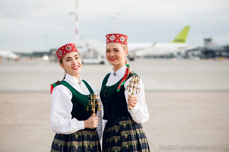 Lidostā Rīga vairāk nekā 100 dejotāju uz lidostas skrejceļa izdejoja vienu no cēlākajām latviešu nacionālajām dejām – Gatves deju Lidostā Rīga vairāk nekā 100 dejotāju uz lidostas skrejceļa izdejoja vienu no cēlākajām latviešu nacionālajām dejām – Gatves deju 262937