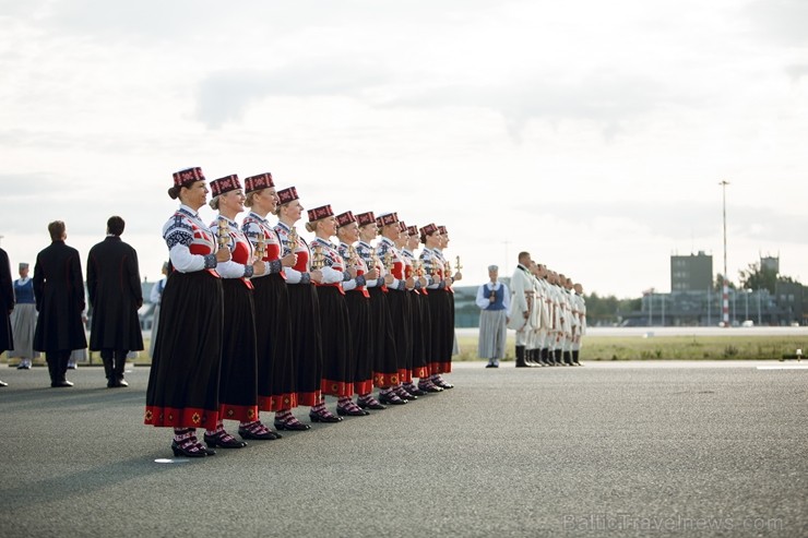 Lidostā Rīga vairāk nekā 100 dejotāju uz lidostas skrejceļa izdejoja vienu no cēlākajām latviešu nacionālajām dejām – Gatves deju Lidostā Rīga vairāk nekā 100 dejotāju uz lidostas skrejceļa izdejoja vienu no cēlākajām latviešu nacionālajām dejām – Gatves deju 262940