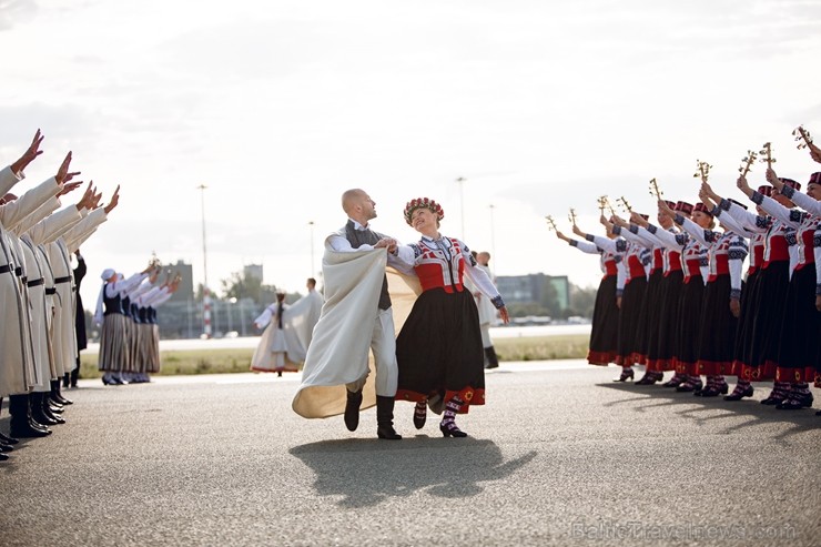 Lidostā Rīga vairāk nekā 100 dejotāju uz lidostas skrejceļa izdejoja vienu no cēlākajām latviešu nacionālajām dejām – Gatves deju Lidostā Rīga vairāk nekā 100 dejotāju uz lidostas skrejceļa izdejoja vienu no cēlākajām latviešu nacionālajām dejām – Gatves deju 262941