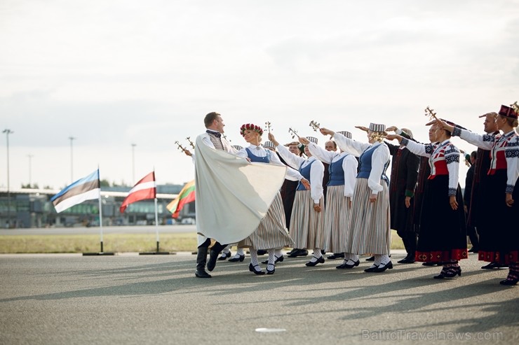 Lidostā Rīga vairāk nekā 100 dejotāju uz lidostas skrejceļa izdejoja vienu no cēlākajām latviešu nacionālajām dejām – Gatves deju Lidostā Rīga vairāk nekā 100 dejotāju uz lidostas skrejceļa izdejoja vienu no cēlākajām latviešu nacionālajām dejām – Gatves deju 262944