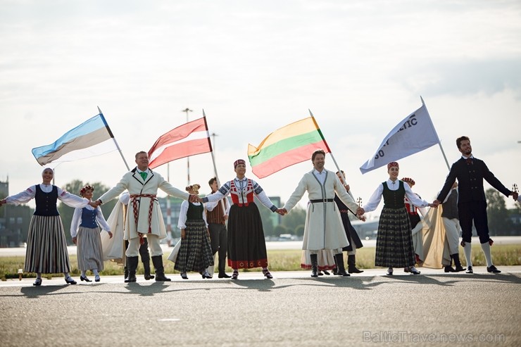 Lidostā Rīga vairāk nekā 100 dejotāju uz lidostas skrejceļa izdejoja vienu no cēlākajām latviešu nacionālajām dejām – Gatves deju Lidostā Rīga vairāk nekā 100 dejotāju uz lidostas skrejceļa izdejoja vienu no cēlākajām latviešu nacionālajām dejām – Gatves deju 262947
