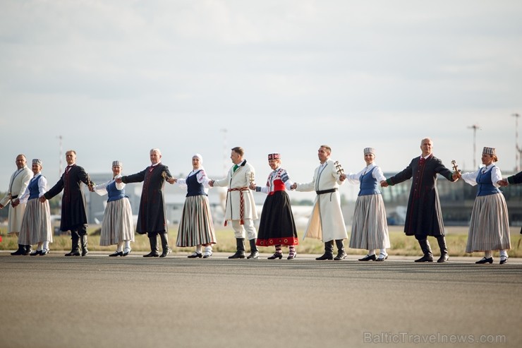 Lidostā Rīga vairāk nekā 100 dejotāju uz lidostas skrejceļa izdejoja vienu no cēlākajām latviešu nacionālajām dejām – Gatves deju Lidostā Rīga vairāk nekā 100 dejotāju uz lidostas skrejceļa izdejoja vienu no cēlākajām latviešu nacionālajām dejām – Gatves deju 262948