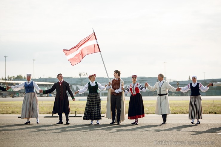 Lidostā Rīga vairāk nekā 100 dejotāju uz lidostas skrejceļa izdejoja vienu no cēlākajām latviešu nacionālajām dejām – Gatves deju Lidostā Rīga vairāk nekā 100 dejotāju uz lidostas skrejceļa izdejoja vienu no cēlākajām latviešu nacionālajām dejām – Gatves deju 262949