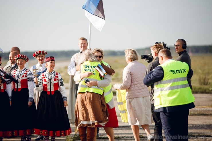 Lidostā Rīga vairāk nekā 100 dejotāju uz lidostas skrejceļa izdejoja vienu no cēlākajām latviešu nacionālajām dejām – Gatves deju Lidostā Rīga vairāk nekā 100 dejotāju uz lidostas skrejceļa izdejoja vienu no cēlākajām latviešu nacionālajām dejām – Gatves deju 262951