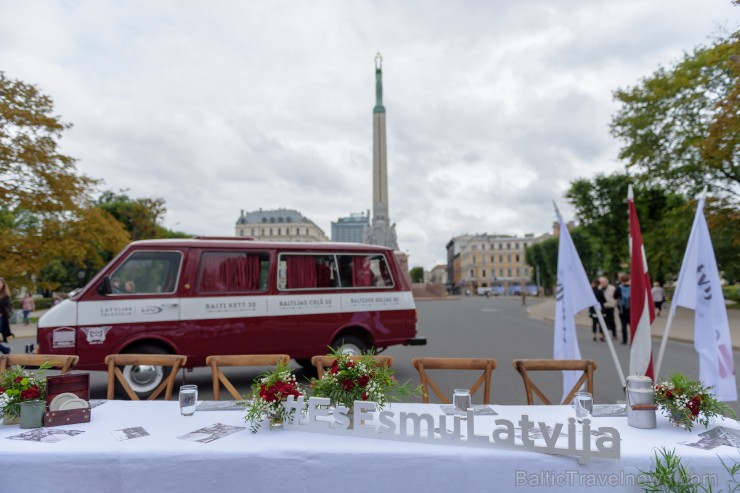Ar svinīgu sarīkojumu pie Brīvības pieminekļa un izstādi Ar svinīgu sarīkojumu pie Brīvības pieminekļa un izstādi
