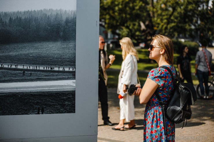 Ar svinīgu sarīkojumu pie Brīvības pieminekļa un izstādi Ar svinīgu sarīkojumu pie Brīvības pieminekļa un izstādi