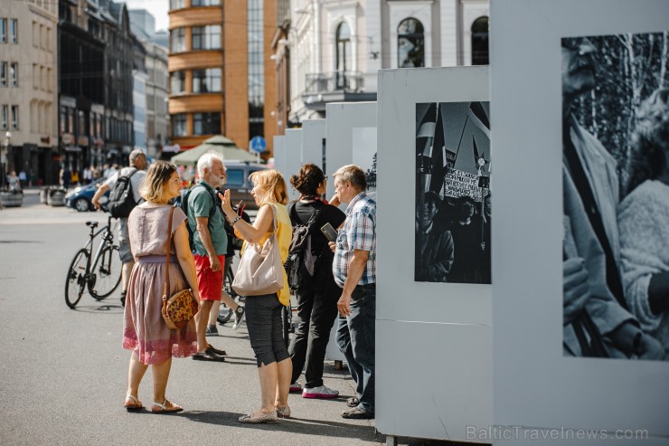 Ar svinīgu sarīkojumu pie Brīvības pieminekļa un izstādi Ar svinīgu sarīkojumu pie Brīvības pieminekļa un izstādi