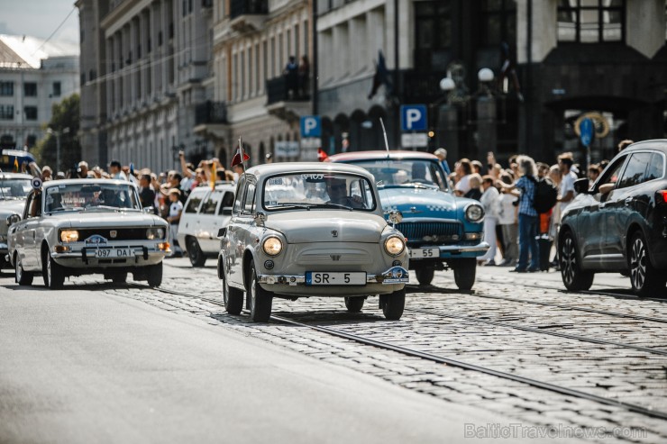 Ar svinīgu sarīkojumu pie Brīvības pieminekļa un izstādi Ar svinīgu sarīkojumu pie Brīvības pieminekļa un izstādi