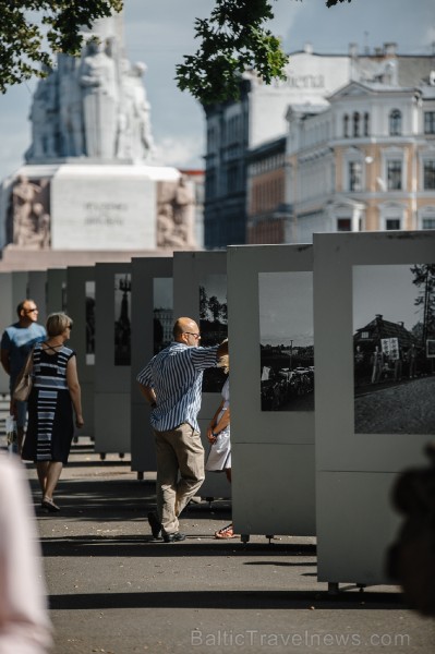 Ar svinīgu sarīkojumu pie Brīvības pieminekļa un izstādi Ar svinīgu sarīkojumu pie Brīvības pieminekļa un izstādi