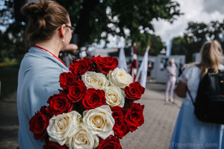 Ar svinīgu sarīkojumu pie Brīvības pieminekļa un izstādi Ar svinīgu sarīkojumu pie Brīvības pieminekļa un izstādi