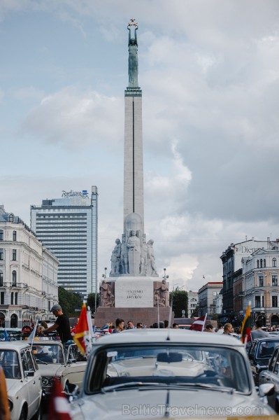 Ar svinīgu sarīkojumu pie Brīvības pieminekļa un izstādi Ar svinīgu sarīkojumu pie Brīvības pieminekļa un izstādi