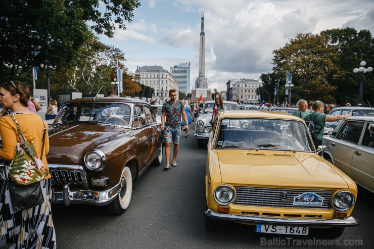 Ar svinīgu sarīkojumu pie Brīvības pieminekļa un izstādi Ar svinīgu sarīkojumu pie Brīvības pieminekļa un izstādi
