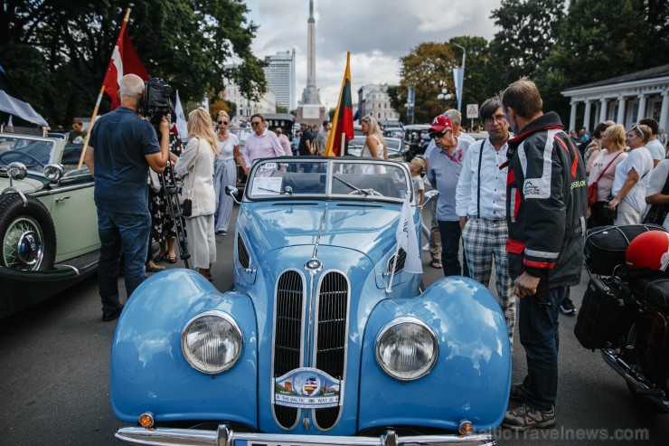 Ar svinīgu sarīkojumu pie Brīvības pieminekļa un izstādi Ar svinīgu sarīkojumu pie Brīvības pieminekļa un izstādi