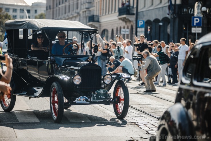 Ar svinīgu sarīkojumu pie Brīvības pieminekļa un izstādi Ar svinīgu sarīkojumu pie Brīvības pieminekļa un izstādi