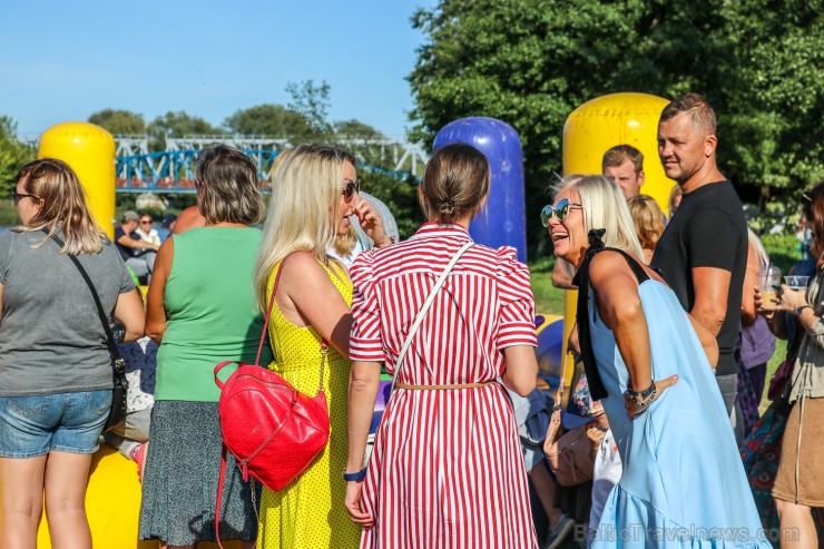 Nēģu svētki ir vērienīgākie svētki Carnikavas novadā, kuri ik gadu tiek svinēti augustā, atzīmējot nēģu zvejas sezonas atklāšanu Nēģu svētki ir vērienīgākie svētki Carnikavas novadā, kuri ik gadu tiek svinēti augustā, atzīmējot nēģu zvejas sezonas atklāšanu 263375