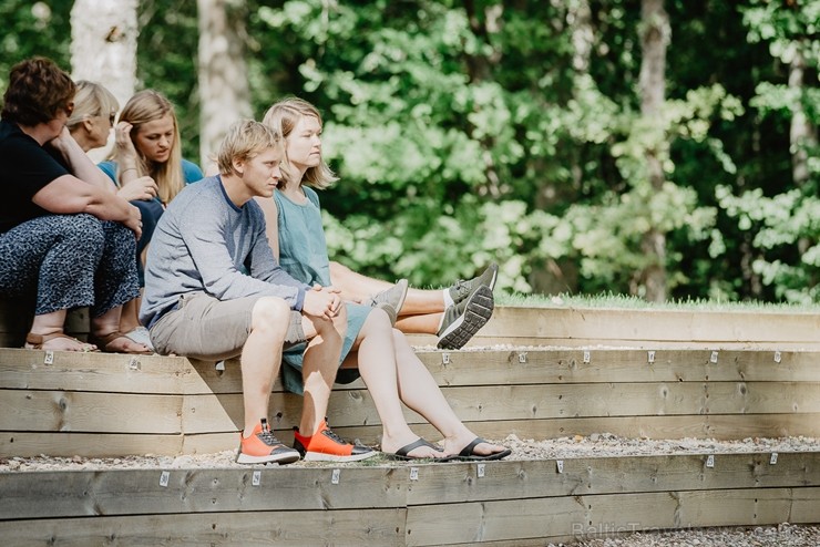 Valmieras pusē, Kocēnu novada Dikļos – Neikenkalna dabas koncerzālē zem saules apspīdētām, gubu mākoņu rotātām augusta debesīm izskanēja koncerts dzīv Valmieras pusē, Kocēnu novada Dikļos – Neikenkalna dabas koncerzālē zem saules apspīdētām, gubu mākoņu rotātām augusta debesīm izskanēja koncerts dzīv 263945