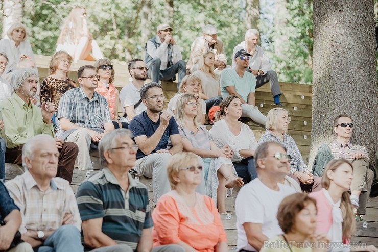 Valmieras pusē, Kocēnu novada Dikļos – Neikenkalna dabas koncerzālē zem saules apspīdētām, gubu mākoņu rotātām augusta debesīm izskanēja koncerts dzīv 263952
