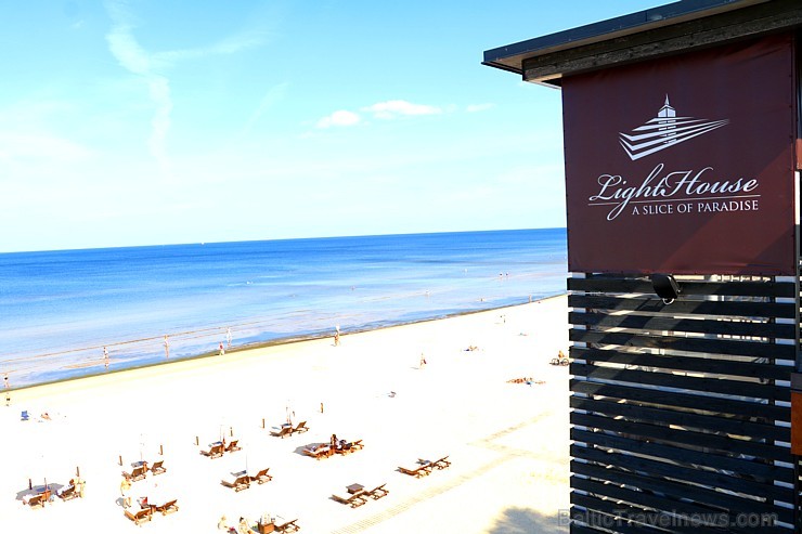Jūrmala 1.septembri sagaida ar saulainu un labi apmeklētu pludmali. Attēlā - Light House Jurmala 264011