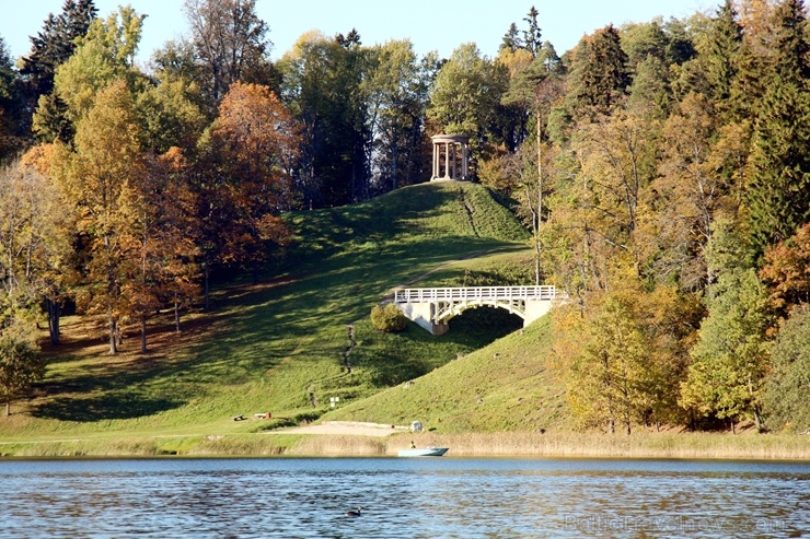 Lai arī šķiet, ka rudens tikai nupat sācies, nepamirkšķināsim ne acu, kad koki būs klāti zeltā! Izbaudi šo gleznaino laiku Alūksnes pusē! Lai arī šķiet, ka rudens tikai nupat sācies, nepamirkšķināsim ne acu, kad koki būs klāti zeltā! Izbaudi šo gleznaino laiku Alūksnes pusē! 266049