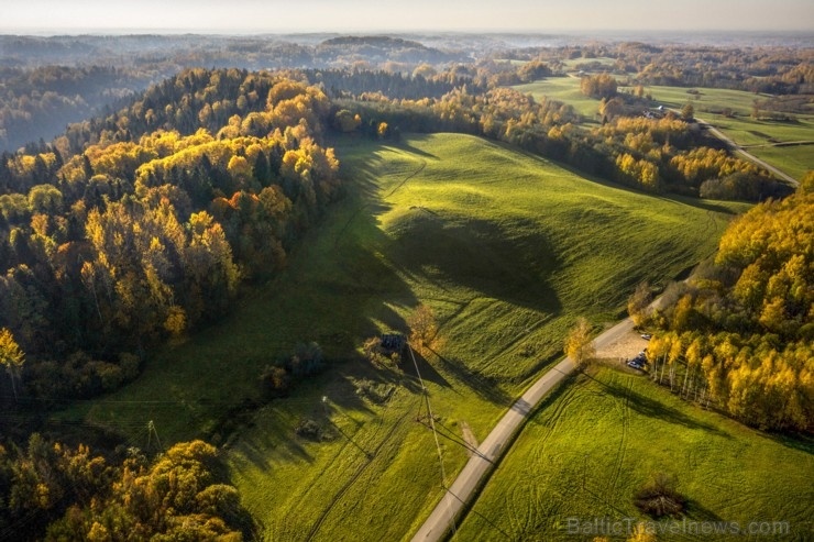 Lai arī šķiet, ka rudens tikai nupat sācies, nepamirkšķināsim ne acu, kad koki būs klāti zeltā! Izbaudi šo gleznaino laiku Alūksnes pusē! Lai arī šķiet, ka rudens tikai nupat sācies, nepamirkšķināsim ne acu, kad koki būs klāti zeltā! Izbaudi šo gleznaino laiku Alūksnes pusē! 266061
