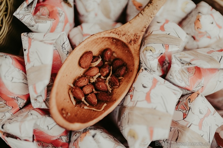 Ar svinībām un gardu mielastu Valmiermuižā atzīmē lielo darbu noslēgšanos, galdā ceļot visu, kas vasarā sarūpēts Ar svinībām un gardu mielastu Valmiermuižā atzīmē lielo darbu noslēgšanos, galdā ceļot visu, kas vasarā sarūpēts 266080