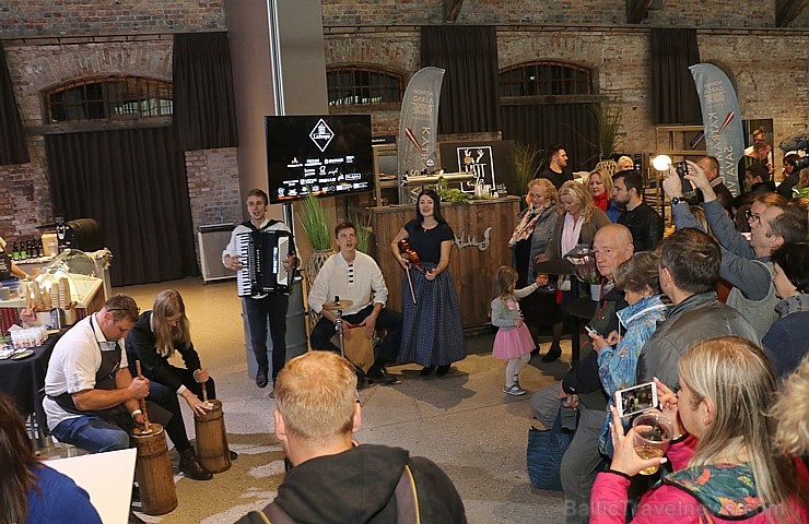 Latvijas zemnieku «Novada Garšas svētki» priecē rīdziniekus kultūras un izklaides centrā «Hanzas perons» Latvijas zemnieku «Novada Garšas svētki» priecē rīdziniekus kultūras un izklaides centrā «Hanzas perons» 266797