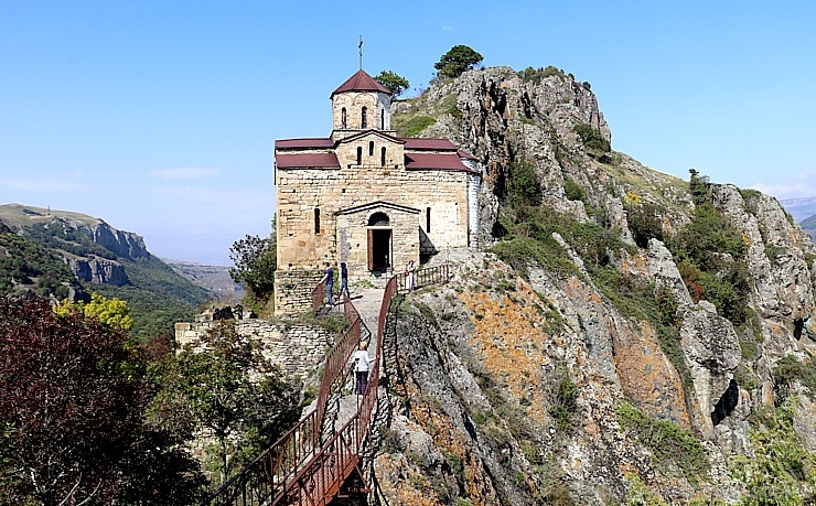 Travelnews.lv apmeklē darbojošu 10. gadsimta kristiešu Šoanina dievnamu osetīņu ciemā. Atbalsta: Magtur Travelnews.lv apmeklē darbojošu 10. gadsimta kristiešu Šoanina dievnamu osetīņu ciemā. Atbalsta: Magtur 266976