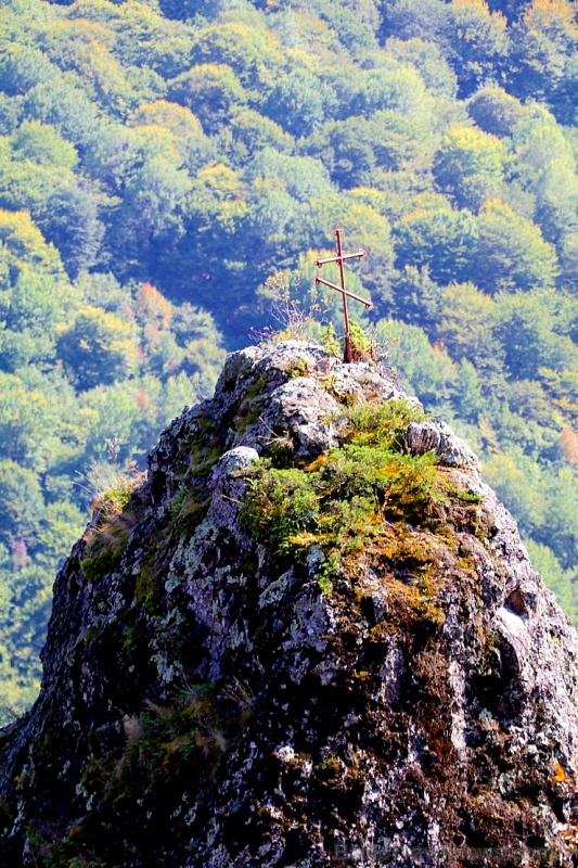 Travelnews.lv apmeklē darbojošu 10. gadsimta kristiešu Šoanina dievnamu osetīņu ciemā. Atbalsta: Magtur 266990