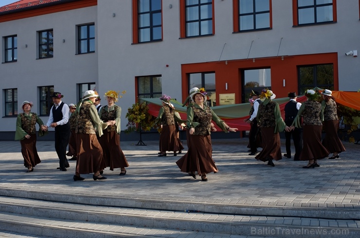 Preiļos norisinājās Svētku laukuma iedancošanas pasākums - deju maratons ar dažādu deju stilu priekšnesumiem Preiļos norisinājās Svētku laukuma iedancošanas pasākums - deju maratons ar dažādu deju stilu priekšnesumiem 267072