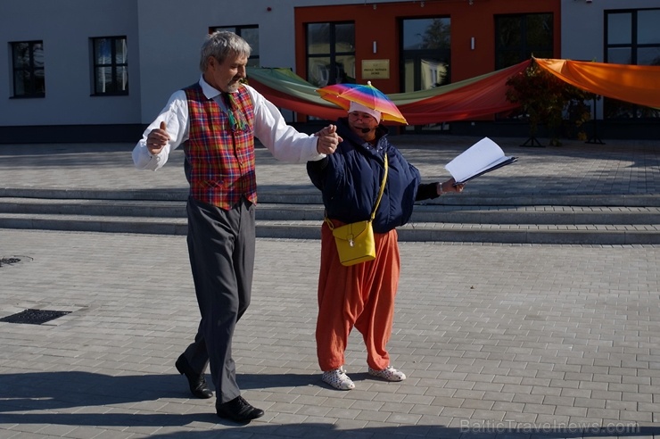 Preiļos norisinājās Svētku laukuma iedancošanas pasākums - deju maratons ar dažādu deju stilu priekšnesumiem Preiļos norisinājās Svētku laukuma iedancošanas pasākums - deju maratons ar dažādu deju stilu priekšnesumiem 267073