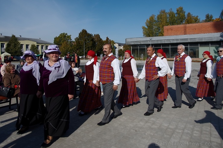 Preiļos norisinājās Svētku laukuma iedancošanas pasākums - deju maratons ar dažādu deju stilu priekšnesumiem 267074