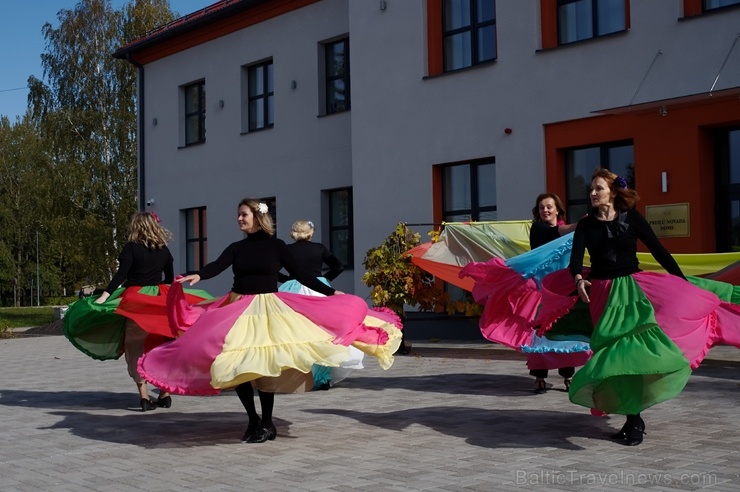Preiļos norisinājās Svētku laukuma iedancošanas pasākums - deju maratons ar dažādu deju stilu priekšnesumiem Preiļos norisinājās Svētku laukuma iedancošanas pasākums - deju maratons ar dažādu deju stilu priekšnesumiem 267076