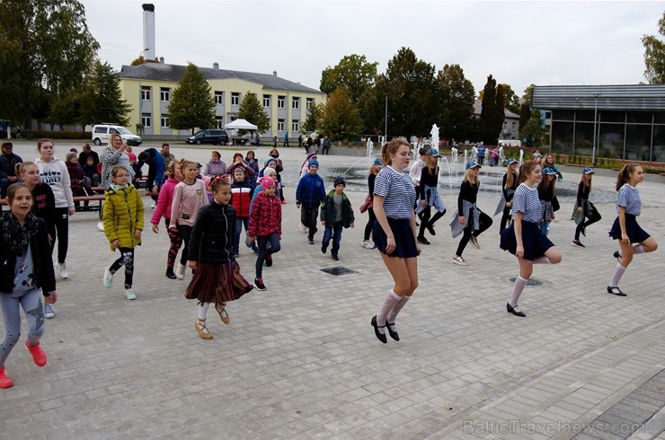 Preiļos norisinājās Svētku laukuma iedancošanas pasākums - deju maratons ar dažādu deju stilu priekšnesumiem 267079