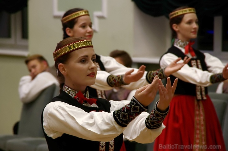 Preiļos norisinājās Svētku laukuma iedancošanas pasākums - deju maratons ar dažādu deju stilu priekšnesumiem 267099