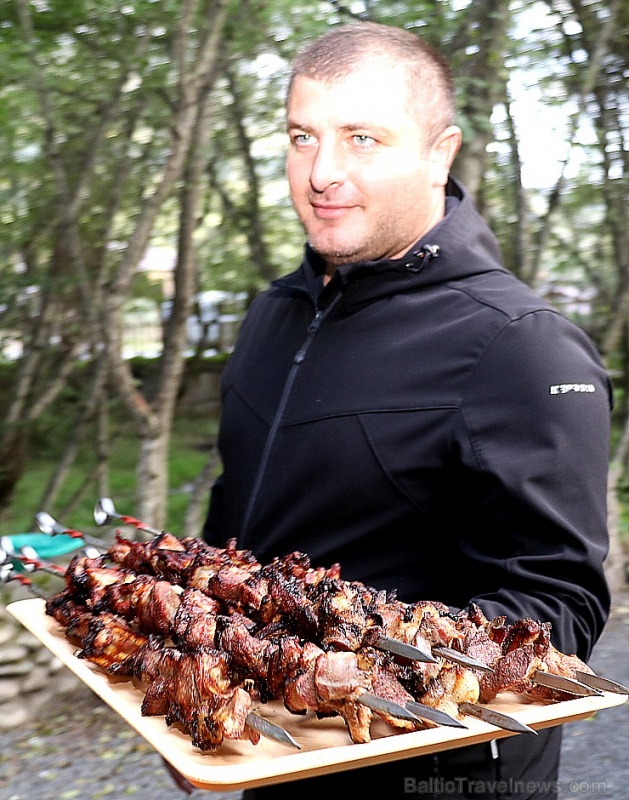 Karačaja-Čerkesijas republikā ēdienā tiek akcentēts garšīgs šašliks, bet augļus un dārzeņus ieved galvenokārt no citurienes. Atbalsta: Magtur 267102