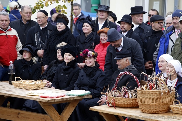 Rēzeknes Miķeļdienas gadatirgus pārsteidz iedzīvotājus un pilsētas viesus ar varenu tirgošanos, mielošanos, muzicēšanu, dejošanu un dižošanos Rēzeknes Miķeļdienas gadatirgus pārsteidz iedzīvotājus un pilsētas viesus ar varenu tirgošanos, mielošanos, muzicēšanu, dejošanu un dižošanos 267353