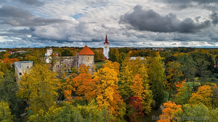 Cēsu pilsēta un Kaķukrogs krāšņi mirdz rudens nokrāsās 267733