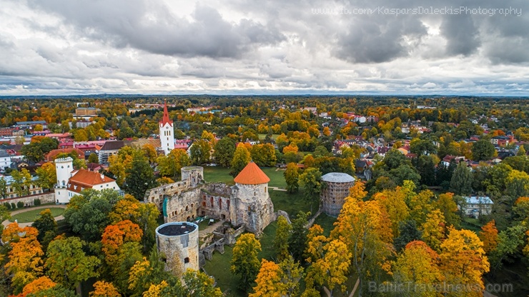 Cēsu pilsēta un Kaķukrogs krāšņi mirdz rudens nokrāsās 267735