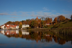 Deviņu pakalnu pilsēta Talsi rāmi pārklājas rudens zeltā