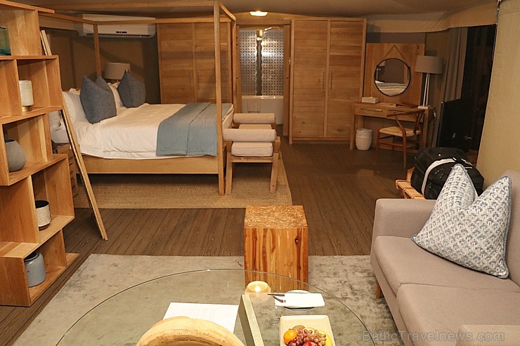 Travelnews.lv nakšņo luksus klases teltī, ko piedāvā «Kingfisher Lodge». Atbalsta: VisitSharjah.com un Novatours.lv Travelnews.lv nakšņo luksus klases teltī, ko piedāvā «Kingfisher Lodge». Atbalsta: VisitSharjah.com un Novatours.lv 270043