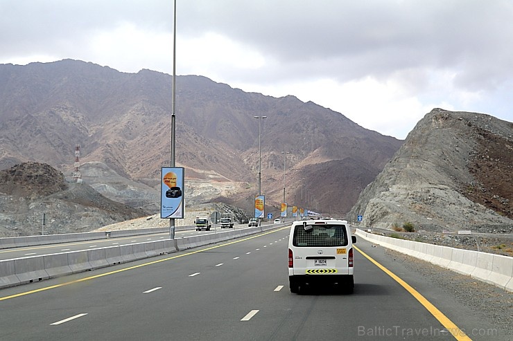 Travelnews.lv iepazīst Šārdžas emirāta lieliskos lielceļus ar 120 km/h. Atbalsta: VisitSharjah.com un Novatours.lv Travelnews.lv iepazīst Šārdžas emirāta lieliskos lielceļus ar 120 km/h. Atbalsta: VisitSharjah.com un Novatours.lv 270312