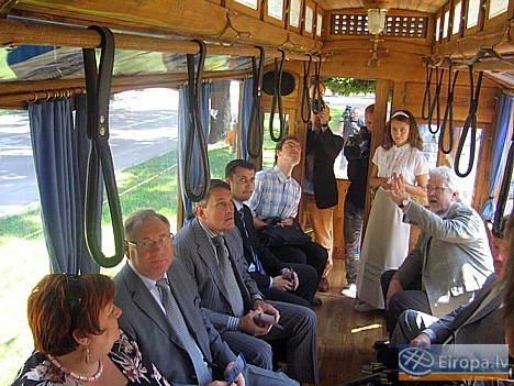 Tramvaja interjers veidots jūgendstilā un gide pasažieriem stāsta par maršrutā apskatāmajiem objektiem Tramvaja interjers veidots jūgendstilā un gide pasažieriem stāsta par maršrutā apskatāmajiem objektiem 14824