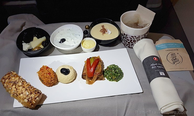 Travelnews.lv lido biznesa klasē ar «Turkish Airlines» no Rīgas uz Denpasaru caur Stambulu. Foto: ar Samsung Galaxy Note8 Travelnews.lv lido biznesa klasē ar «Turkish Airlines» no Rīgas uz Denpasaru caur Stambulu. Foto: ar Samsung Galaxy Note8 274590