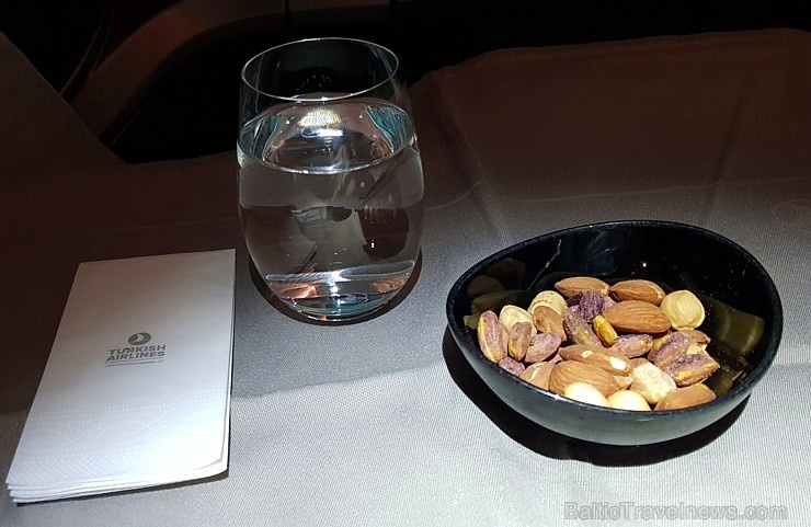 Travelnews.lv lido biznesa klasē ar «Turkish Airlines» no Rīgas uz Denpasaru caur Stambulu. Foto: ar Samsung Galaxy Note8 Travelnews.lv lido biznesa klasē ar «Turkish Airlines» no Rīgas uz Denpasaru caur Stambulu. Foto: ar Samsung Galaxy Note8 274613