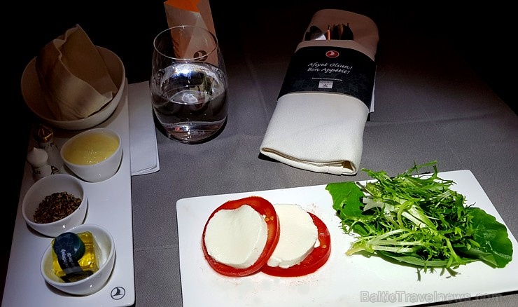 Travelnews.lv lido biznesa klasē ar «Turkish Airlines» no Rīgas uz Denpasaru caur Stambulu. Foto: ar Samsung Galaxy Note8 Travelnews.lv lido biznesa klasē ar «Turkish Airlines» no Rīgas uz Denpasaru caur Stambulu. Foto: ar Samsung Galaxy Note8 274615