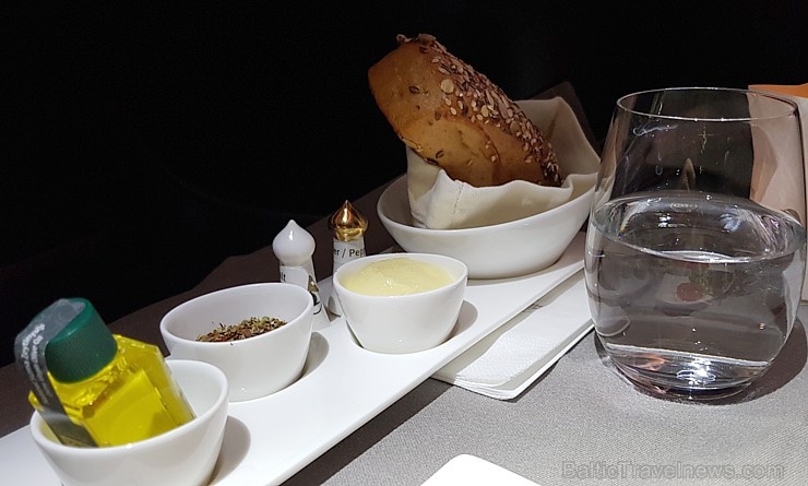 Travelnews.lv lido biznesa klasē ar «Turkish Airlines» no Rīgas uz Denpasaru caur Stambulu. Foto: ar Samsung Galaxy Note8 Travelnews.lv lido biznesa klasē ar «Turkish Airlines» no Rīgas uz Denpasaru caur Stambulu. Foto: ar Samsung Galaxy Note8 274616