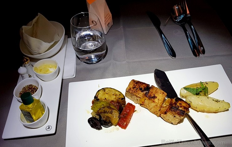 Travelnews.lv lido biznesa klasē ar «Turkish Airlines» no Rīgas uz Denpasaru caur Stambulu. Foto: ar Samsung Galaxy Note8 Travelnews.lv lido biznesa klasē ar «Turkish Airlines» no Rīgas uz Denpasaru caur Stambulu. Foto: ar Samsung Galaxy Note8 274617