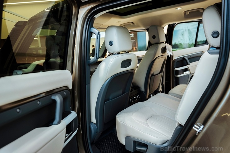 Jaunais Land Rover Defender nodēvēts par vienu no desmitgades nozīmīgākajiem automobiļiem un 16.01.2020. tas ieradies Rīgā uz agrīno pirmizrādi Jaunais Land Rover Defender nodēvēts par vienu no desmitgades nozīmīgākajiem automobiļiem un 16.01.2020. tas ieradies Rīgā uz agrīno pirmizrādi 274885