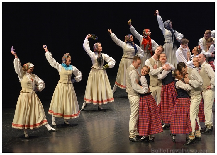 XXII Jaunrades deju konkursa finālā Ogrē 19 horeogrāfi skatītāju un žūrijas vērtējumam nodeva 41 deju, kuru izdejoja 26 kolektīvi XXII Jaunrades deju konkursa finālā Ogrē 19 horeogrāfi skatītāju un žūrijas vērtējumam nodeva 41 deju, kuru izdejoja 26 kolektīvi 275505